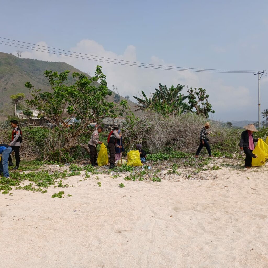 Bersih-Bersih Pantai Pengantap, Peringatan Hari Pahlawan yang Penuh Semangat Gotong Royong