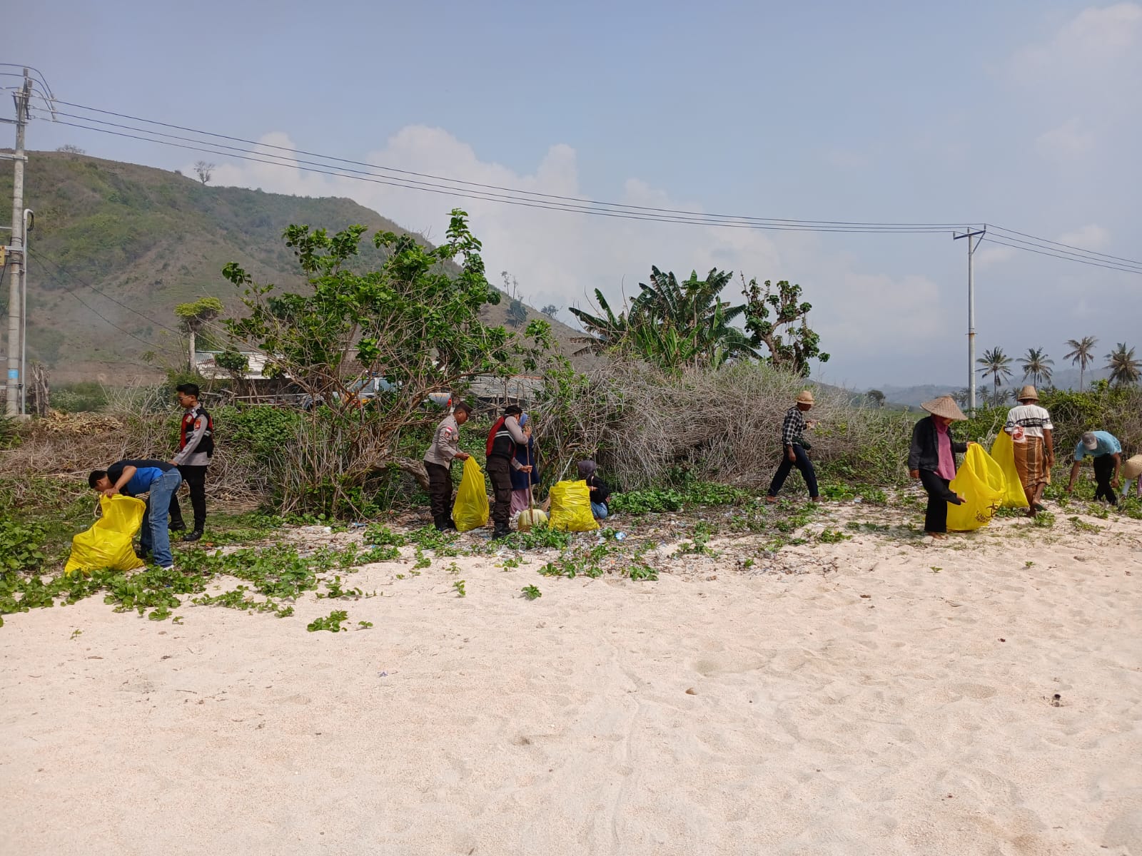 Semangat Gotong Royong di Pantai Pengantap: Peringati Hari Pahlawan