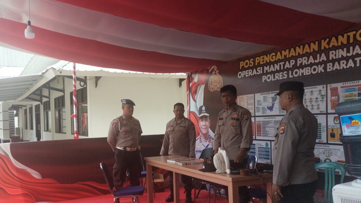 Pengecekan Kesiapsiagaan Anggota Polri di Pos Pam KPU Lombok Barat