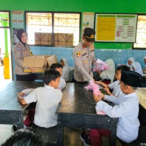 Bantu Generasi Muda, Polsek Lembar Bagikan Alat Tulis ke Siswa SDN 3 Labuan Tereng