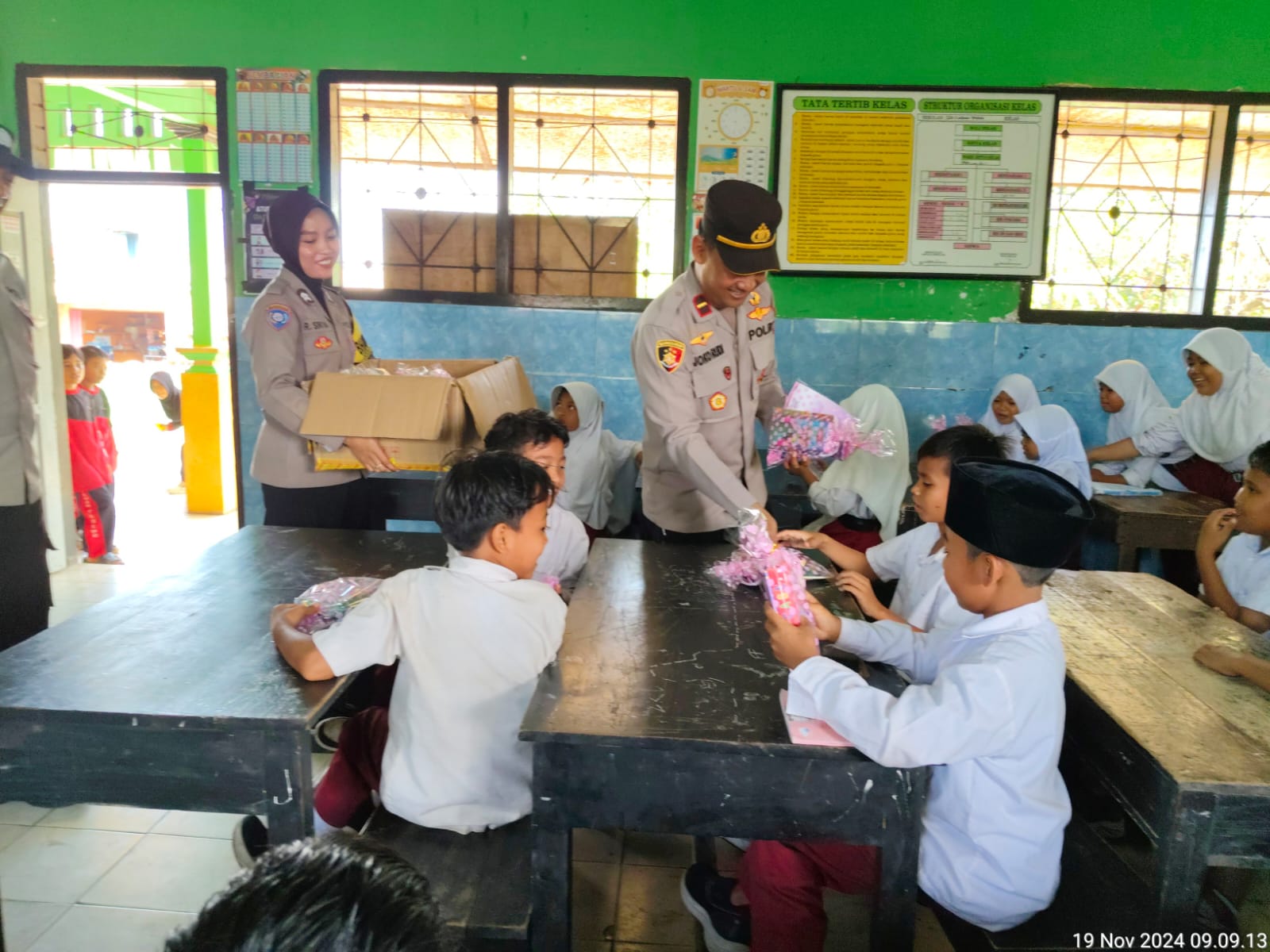 Bantu Generasi Muda, Polsek Lembar Bagikan Alat Tulis ke Siswa SDN 3 Labuan Tereng