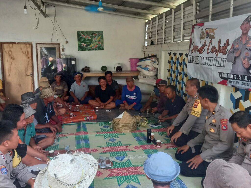 Keharmonisan Polisi dan Warga Lombok Barat Lewat Jum'at Curhat