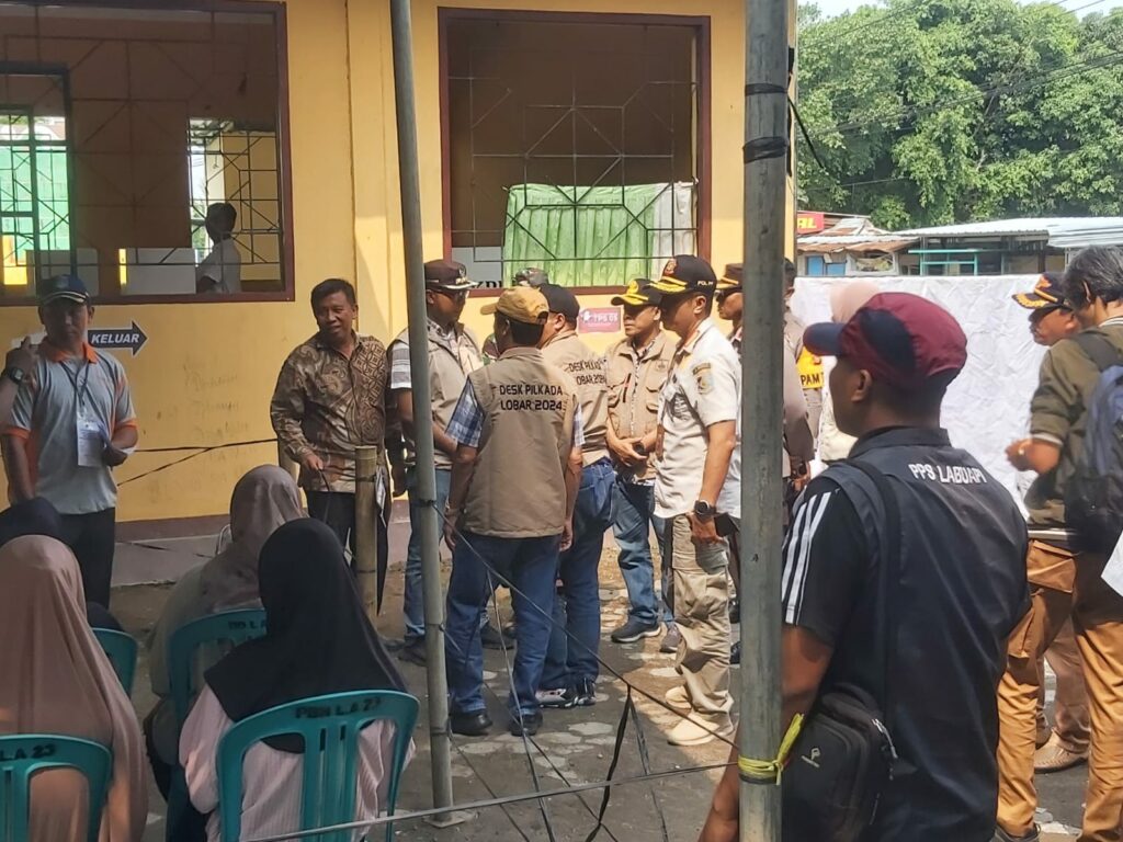 Pantau Pilkada, Pj Sekda Lombok Barat Kunjungi TPS Labuapi