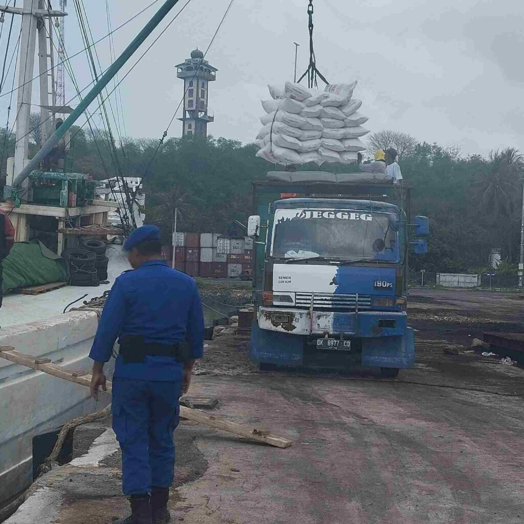 Polairud Lombok Barat Jaga Keamanan Pelabuhan Lembar dengan Patroli Rutin