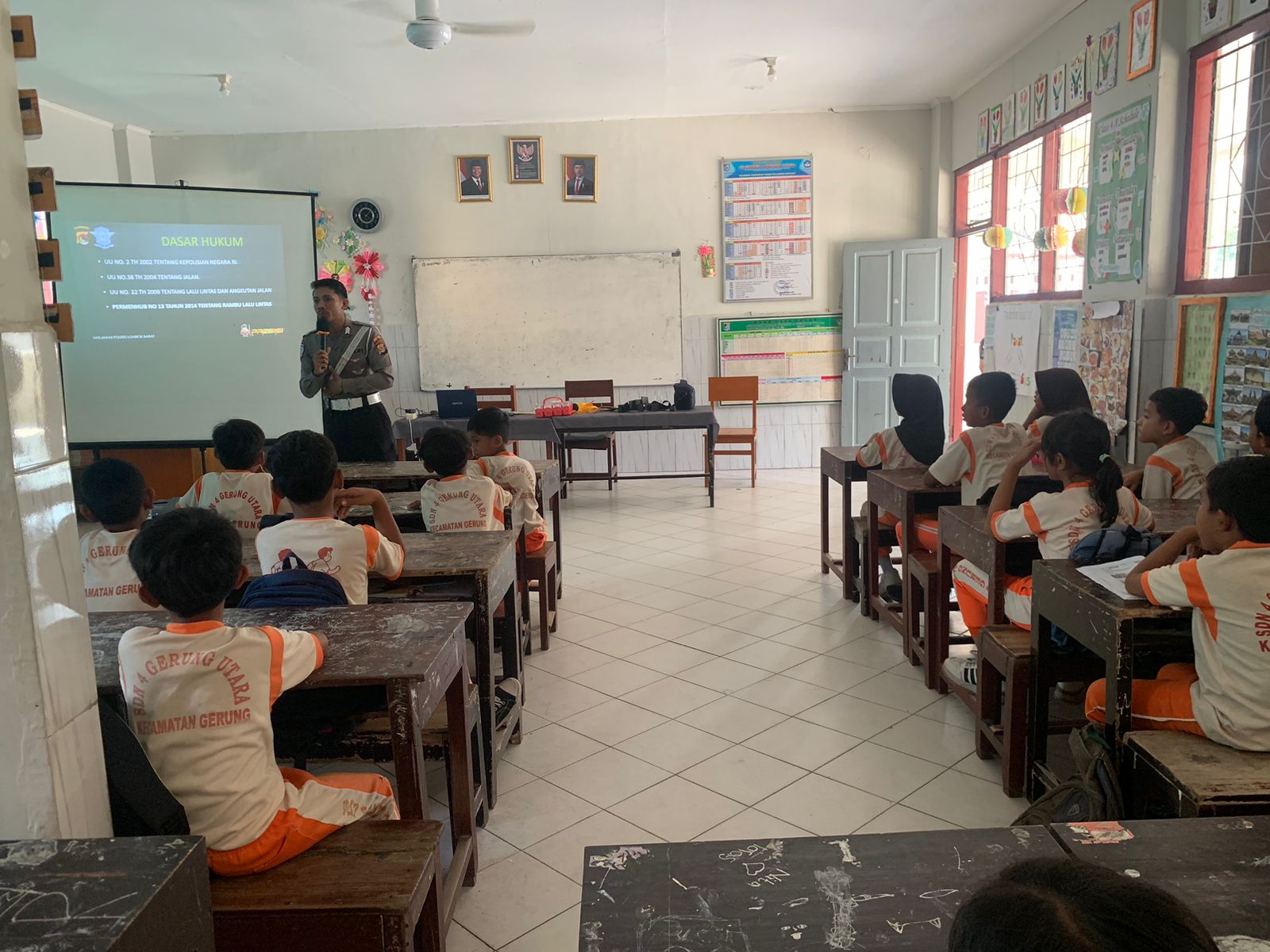 Polres Lombok Barat Kenalkan Tertib Lalu Lintas ke Anak SD Melalui Program Polsanak