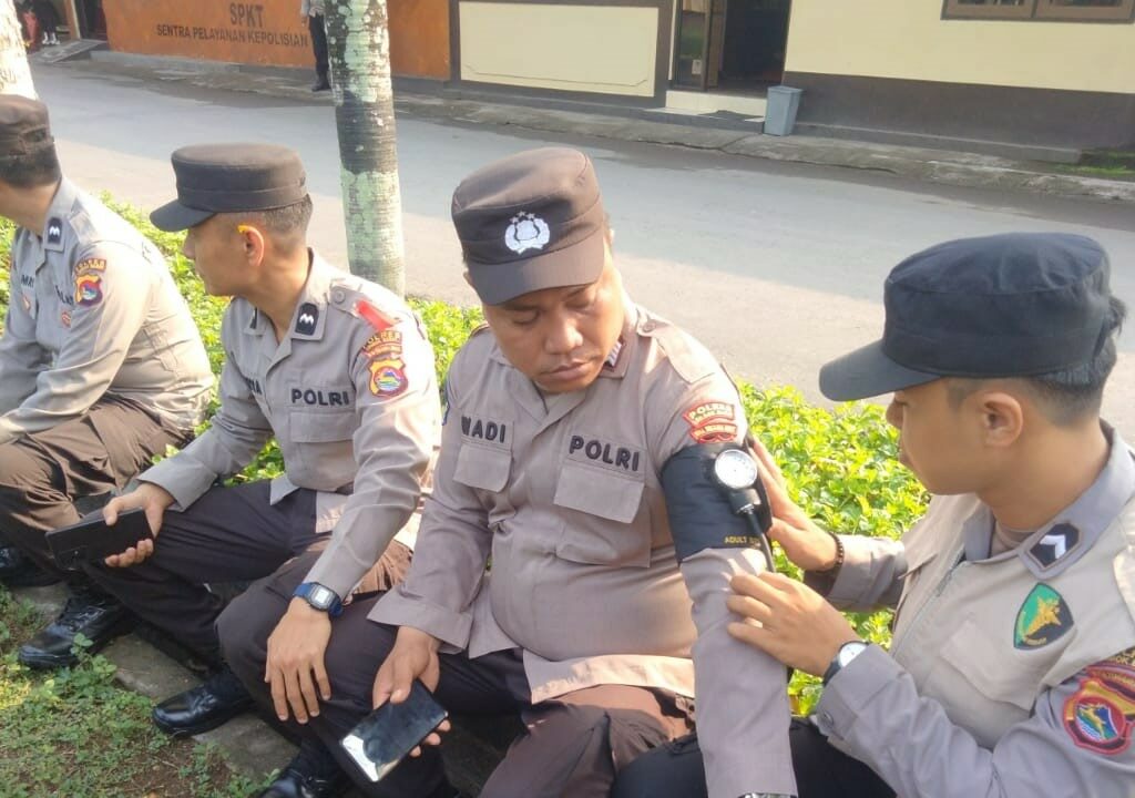 Si Dokkes Polres Lombok Barat Gelar Cek Kesehatan untuk Operasi Mantap Praja