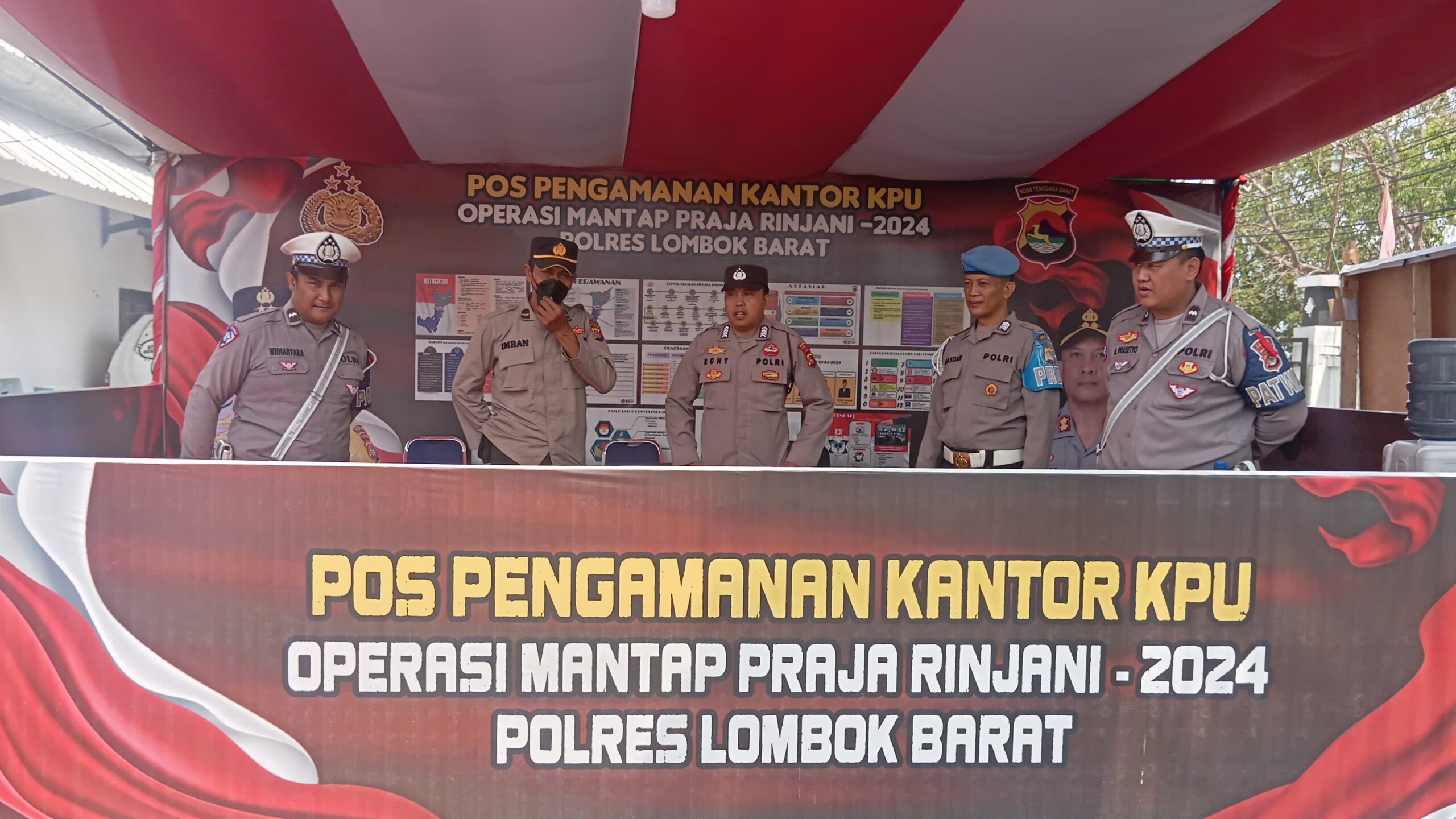 Patroli Siang Polres Lombok Barat Jaga Keamanan Kantor Bawaslu dan KPU Menjelang Pemilu