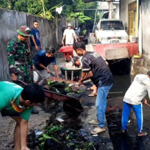 Kolaborasi Babinsa dan Masyarakat Beleka dalam Upaya Cegah Banjir 