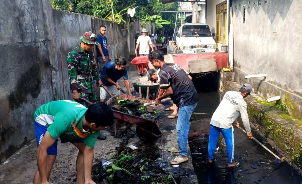 Kolaborasi Babinsa dan Masyarakat Beleka dalam Upaya Cegah Banjir 