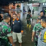 BPBD dan Anggota TNI-Polri Bantu Atasi Banjir di KPU Mataram