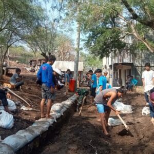 Antisipasi Banjir, Babinsa dan Warga Perbaiki Drainase