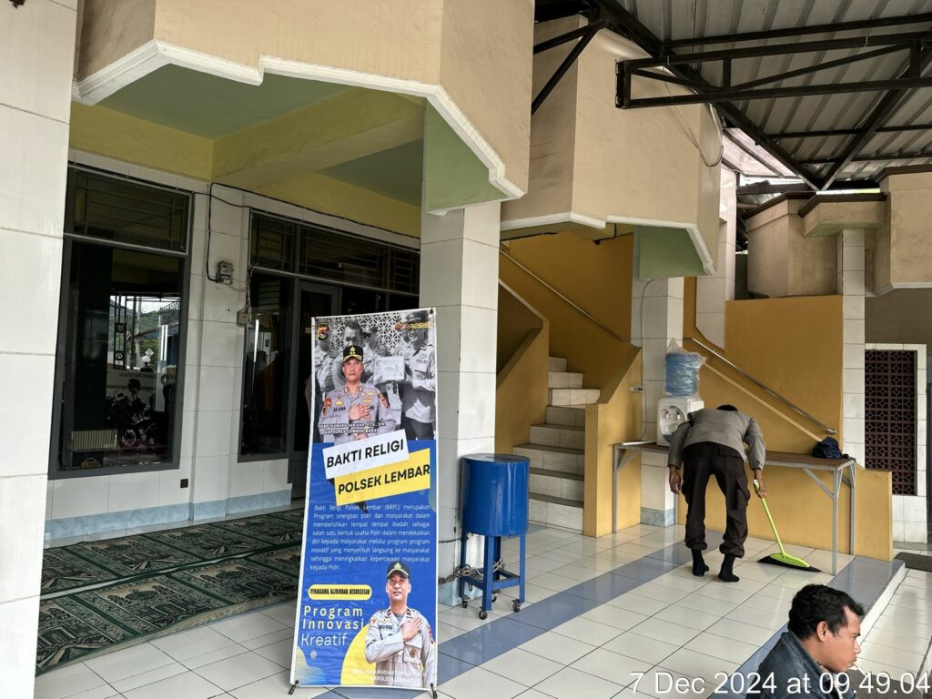 Bakti Religi Polsek Lembar, Kolaborasi Bersihkan Masjid