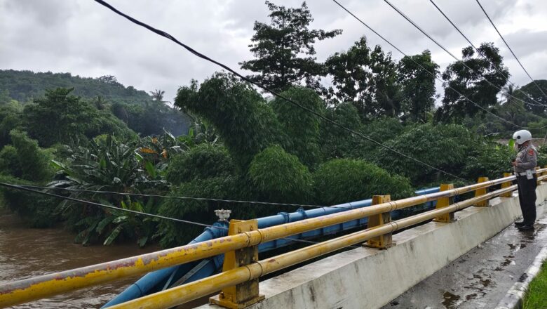 Antisipasi Banjir di Sekotong: Polisi Gencar Patroli Sungai Empol