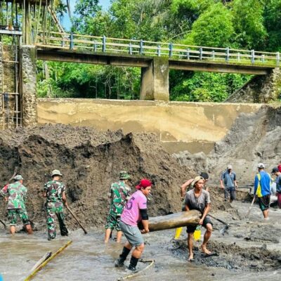 Kodim 1606 dan Warga Bersihkan Bendungan Rempek