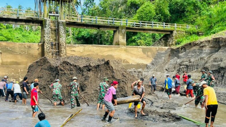 Kodim 1606 dan Warga Bersihkan Bendungan Rempek