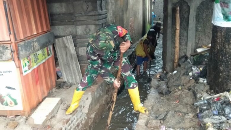 Kolaborasi TNI dan Warga Sekotong Atasi Saluran Tersumbat