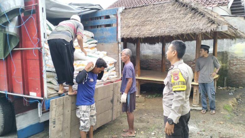 Beras Bantuan Disalurkan, Polisi Pastikan Tepat Sasaran di Desa Buwun Mas