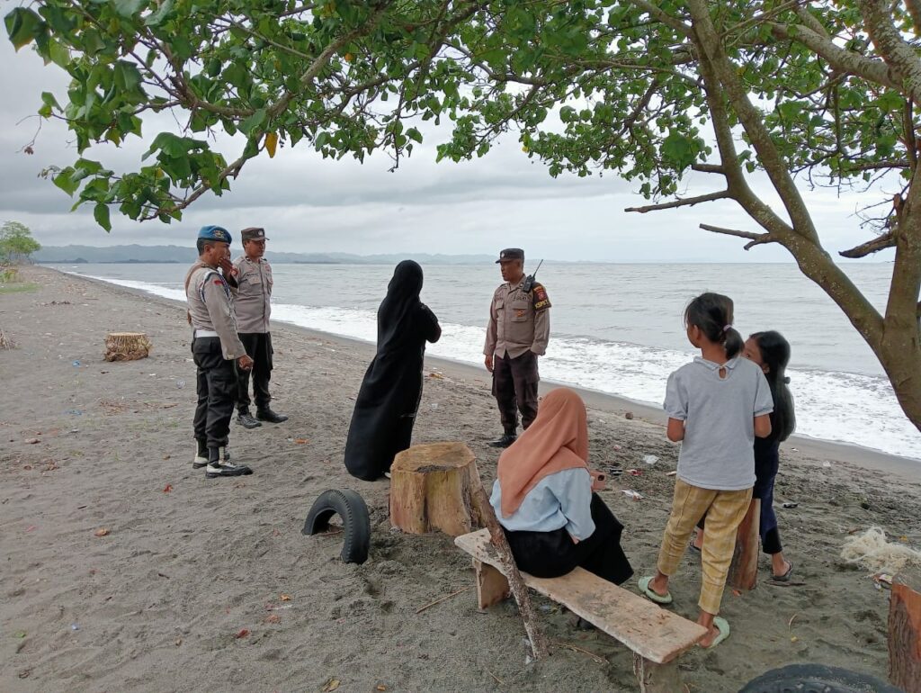 Patroli Polsek Gerung di Pantai Endok dan Golden Melon, Warga Aman