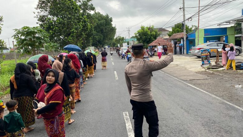 Polisi Kawal Tradisi Nyongkolan di Kediri: Simbol Kebersamaan Lombok