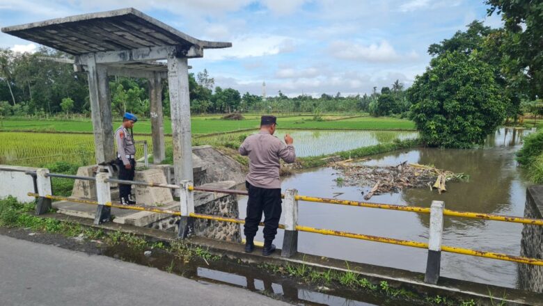 Antisipasi Banjir, Polsek Kediri Gencar Patroli dan Imbau Warga