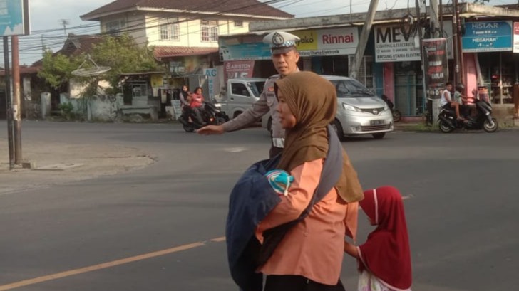 Rawan Macet, Polisi Gelar Giat Rutin di Simpang 3 Montong