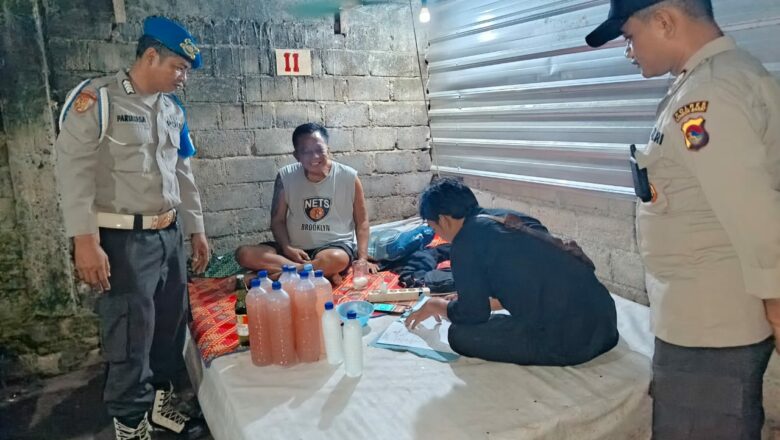 Antisipasi Gangguan Kamtibmas, Polsek Kuripan Sita Puluhan Botol Miras di Warung Sejuk