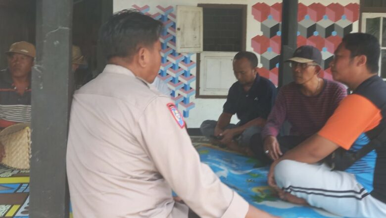 Polisi Sosialisasi Kamtibmas di Desa Kuripan, Pastikan Pilkada Lombok Barat Aman