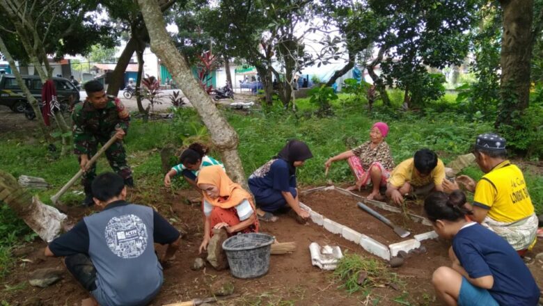 Babinsa Peteluan Indah Peduli Lingkungan, Bantu Warga