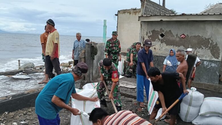 Sinergi TNI dan Forkopimcam Sekarbela Bangun Tanggul Cegah Abrasi