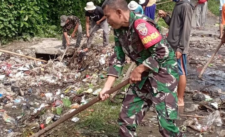 Gotong Royong Babinsa dan Warga Desa Jakem Timur