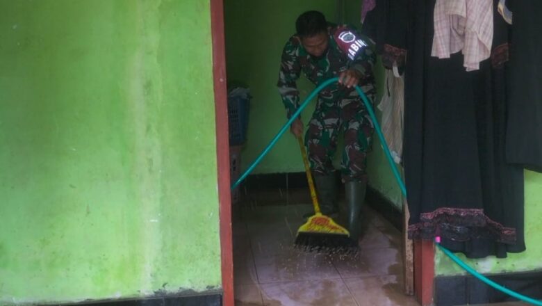 Pasca Banjir, Babinsa Desa Buwun Mas Ringankan Beban Warga