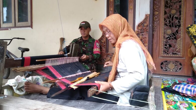 Babinsa Dukung Pelestarian Tenun Tradisional di Lombok Barat 