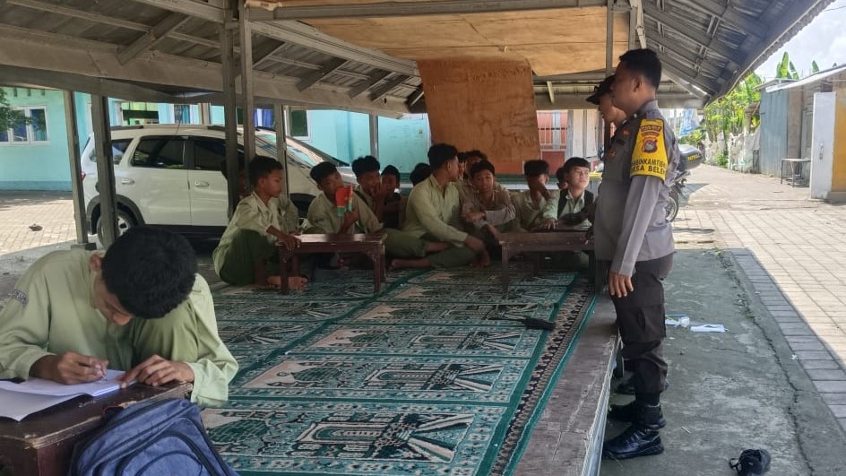 Masa Depan Cerah Tanpa Narkoba: Edukasi Polisi di Pesantren Gerung