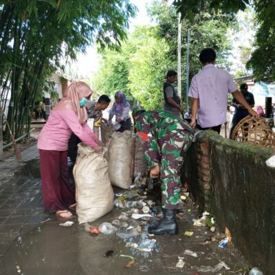 Babinsa dan Warga Kompak Tingkatkan Kebersihan Irigasi di Lombok Barat