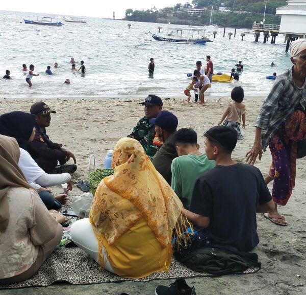 Babinsa Senggigi Imbau Wisatawan Pantai Waspada Perubahan Cuaca