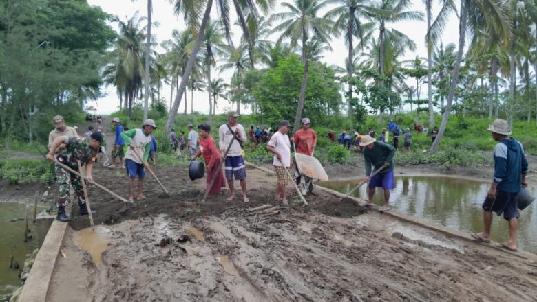 Sinergi Babinsa dan Warga Lembar Perbaiki Jalan Berlumpur