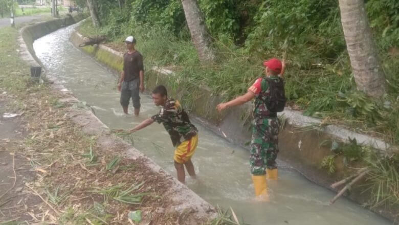 Babinsa Lembah Sari Gotong Royong Bersihkan Irigasi Desa