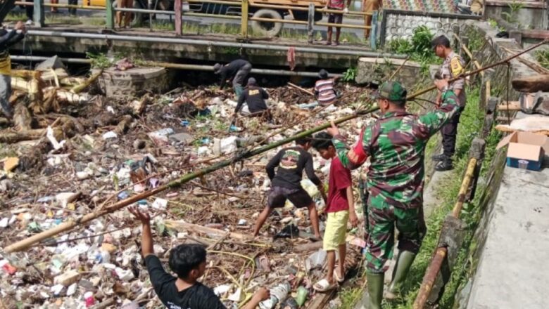 Kolaborasi TNI, Pemerintah, dan Mahasiswa Bersihkan Jembatan Batu Dendeng