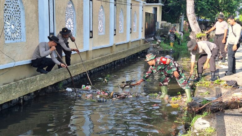 Solidaritas TNI-Polri: Antisipasi Banjir di Jalan Lingkar Selatan