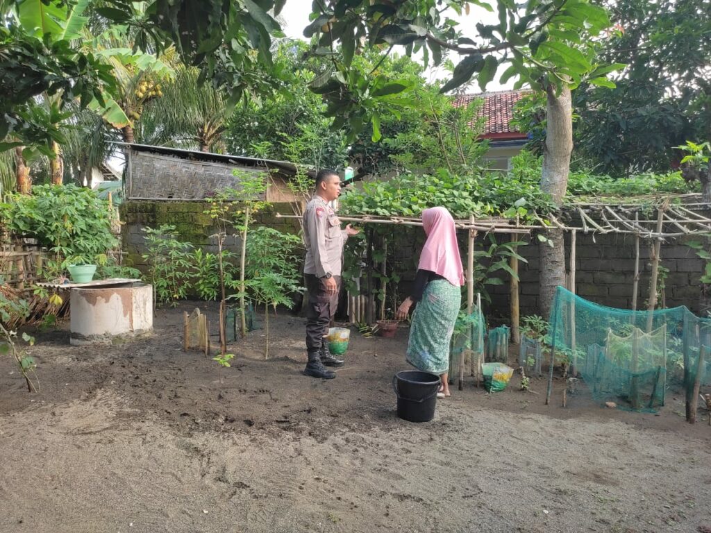 Inspiratif! Bhabinkamtibmas Labuapi Ajak Warga Maksimalkan Lahan Pertanian