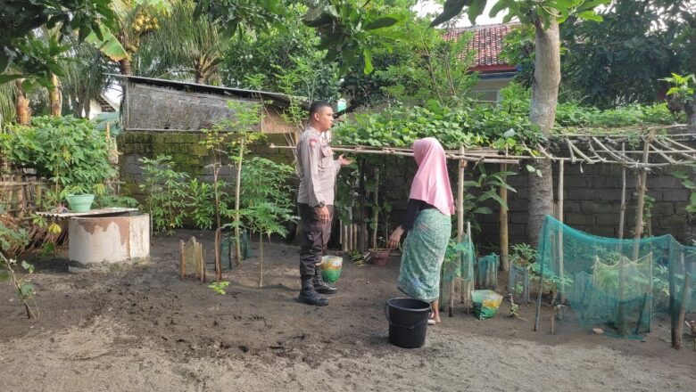 Inspiratif! Bhabinkamtibmas Labuapi Ajak Warga Maksimalkan Lahan Pertanian