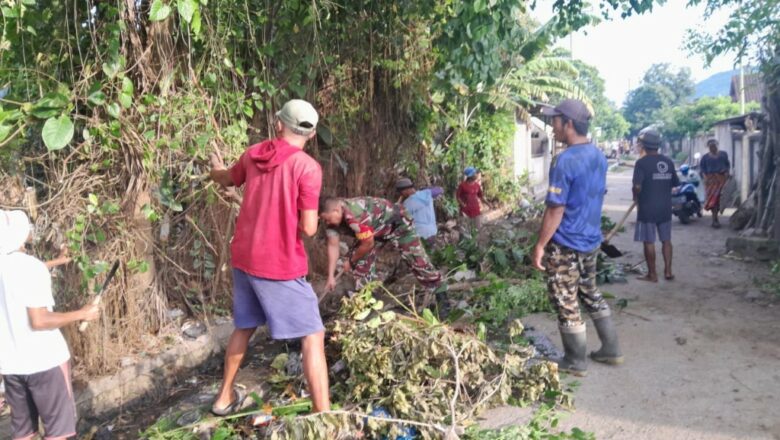 Babinsa Lembar dan Warga Gotong Royong Bersihkan Saluran Air