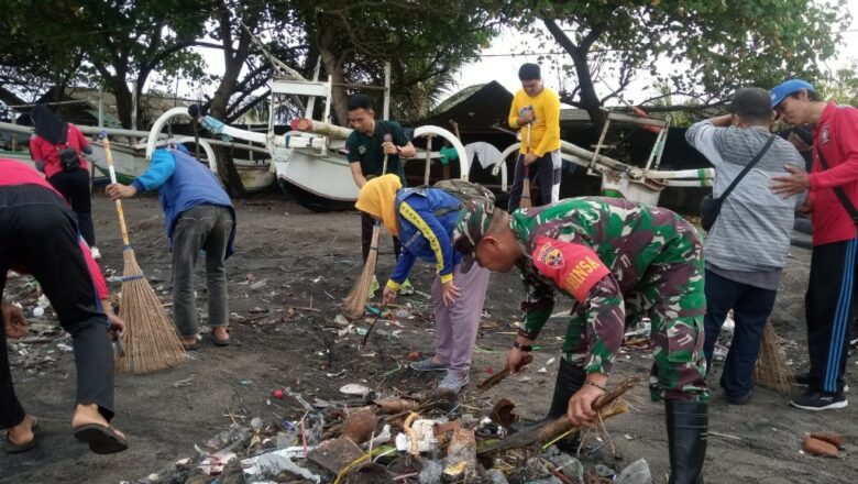 Kolaborasi Masyarakat dan Pemerintah Atasi Sampah di Pantai Ampenan