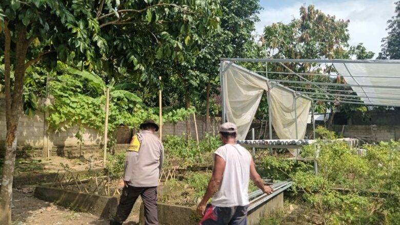 Bhabinkamtibmas Dukung Ketahanan Pangan dengan Ekobrik di Lembahsari