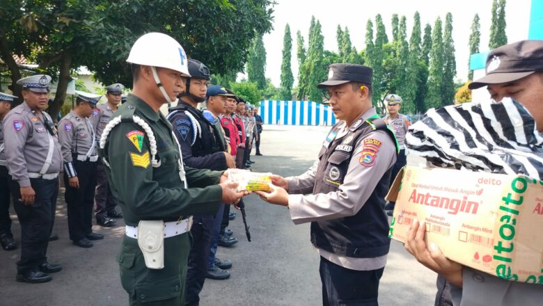 Jaga Kesehatan Anggota, Polres Lombok Barat Beri Vitamin untuk Operasi Keselamatan Rinjani 2025