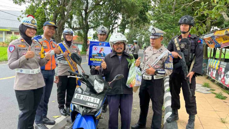 Inovasi Polres Lombok Barat: Bagi Sayur Gratis Sembari Edukasi Keselamatan di Jalan