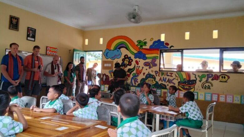 Crew Kapal Perang Perancis Charles de Gaulle Kunjungi Yayasan Peduli Anak