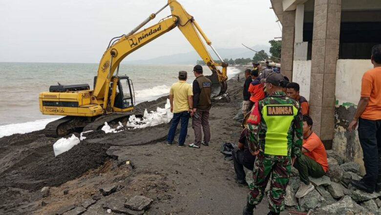 Tanggul Darurat Dibangun di Pesisir Ampenan untuk Cegah Gelombang Pasang