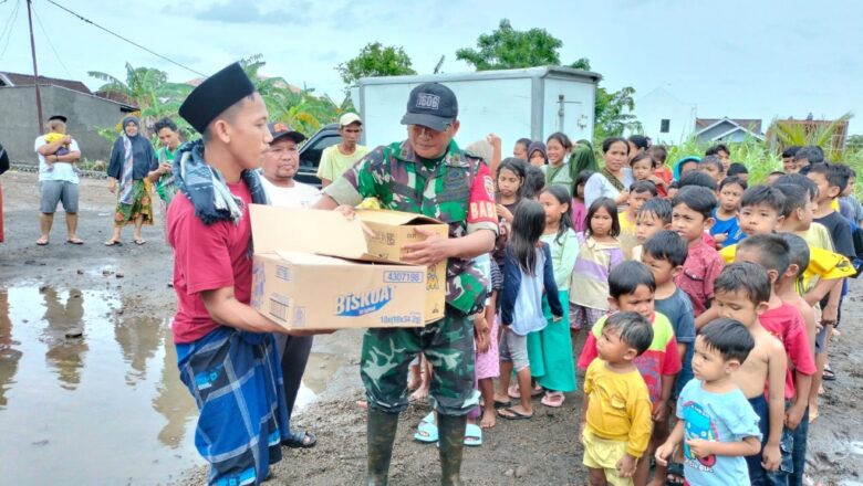 Pendistribusian Bantuan Makanan untuk Korban Banjir di Dusun Poh Dodol