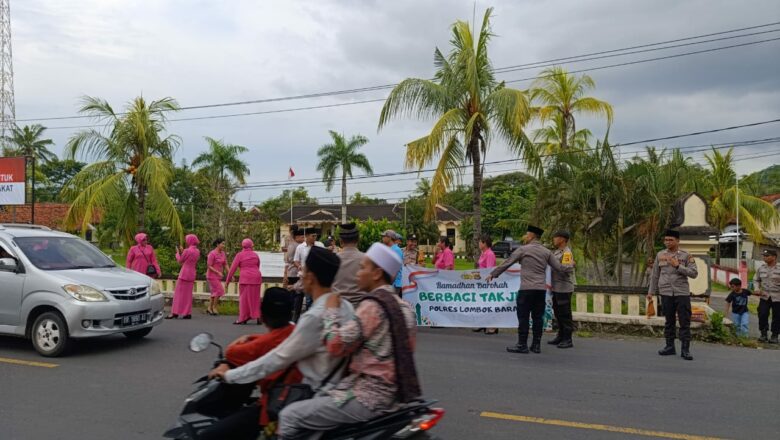 Aksi Humanis Kapolsek Gerung: 100 Takjil Dibagikan untuk Pengguna Jalan